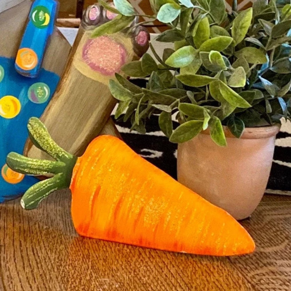 Small Orange Metal Easel Carrot